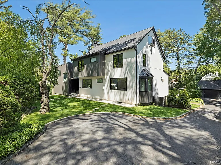 112 Huntington Rd — Photo 1