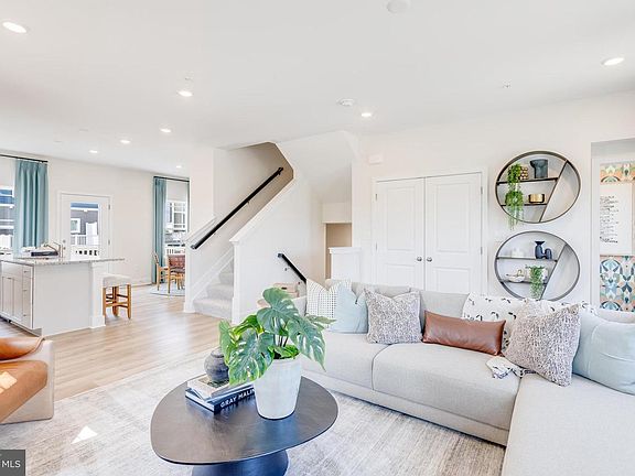 4th image of 1800 Watermark Way