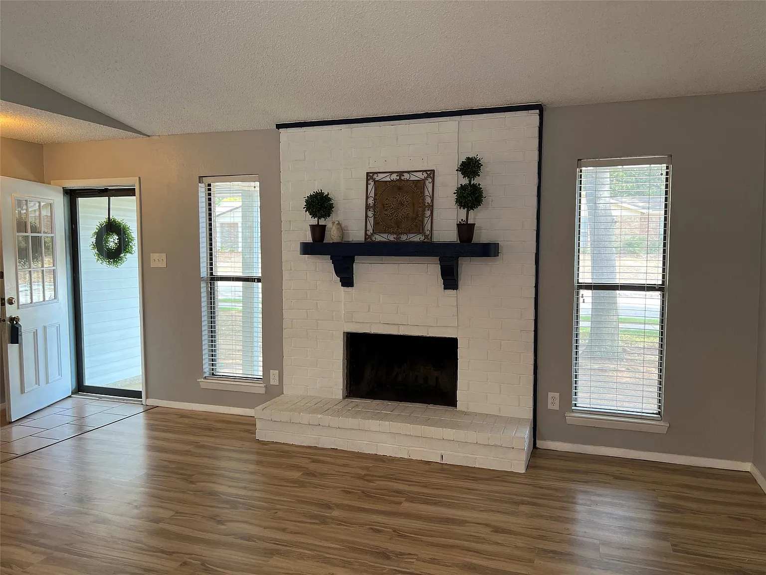 3 bed, 2.0 bath, 1581 sqft, $2,200 — Photo 2