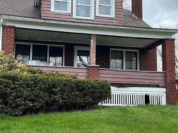 2nd image of 558 W Ravenwood Ave