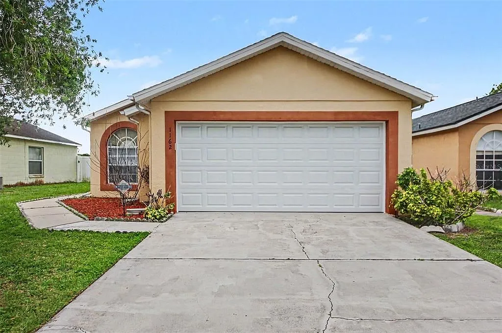 3 bed, 1149 sqft, $2,050 — Photo 1