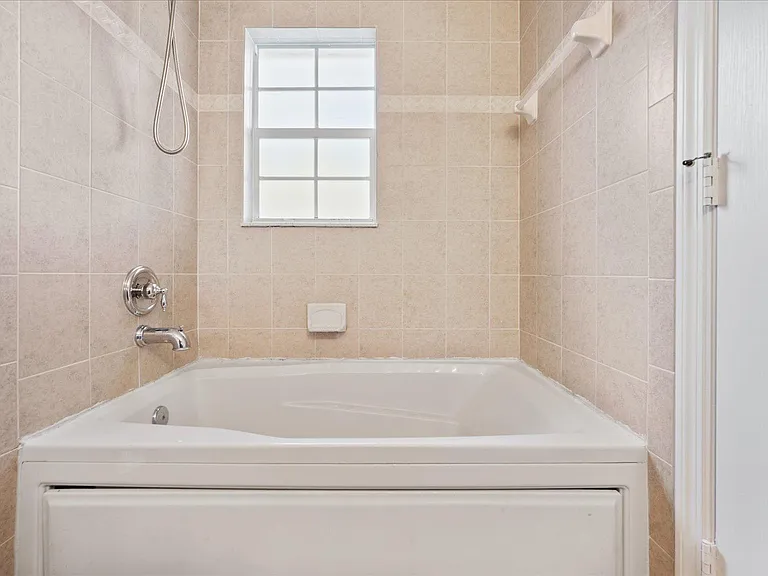 2106 SE Grand Dr — Photo 20