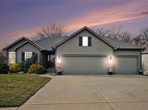 17702 Grey Hawke Rdg, Smithville, MO 64089