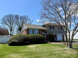 16 Cynthia Ln, East Islip, NY 11730