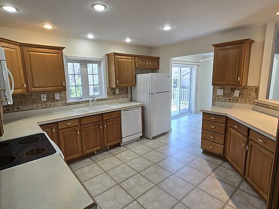 3rd image of 1407-271 Middle Rd