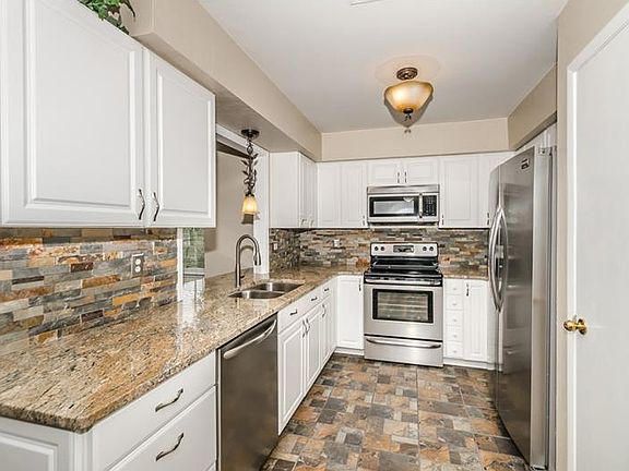 4th image of 2441 Orangepointe Ave
