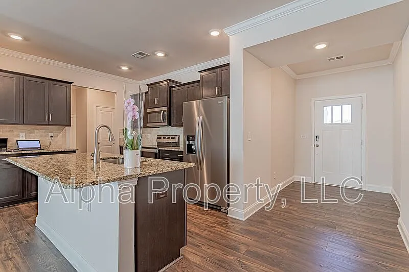 4 bed, 3.0 bath, 2439 sqft, $2,250 — Photo 4