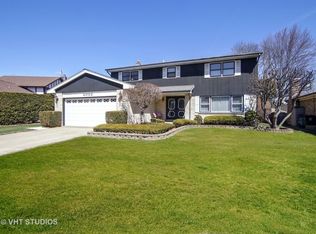 2002 E Pin Oak Dr, Mount Prospect, IL 60056