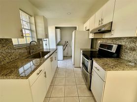 666 W 17th St, Hialeah, FL