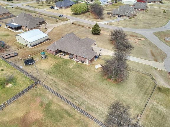 4th image of 863 Coyoteee Cir