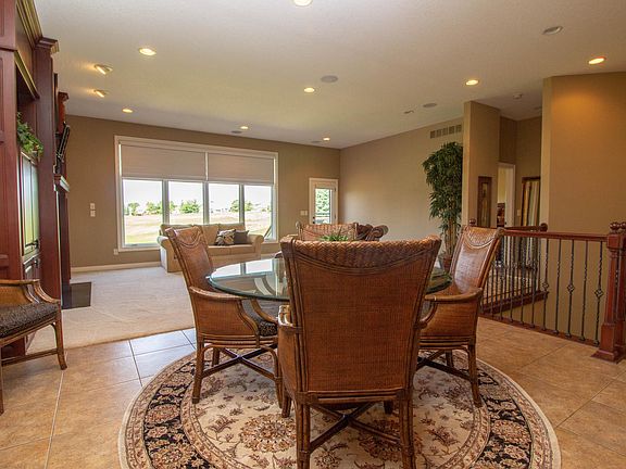4th image of 859 Glen Oaks Ter