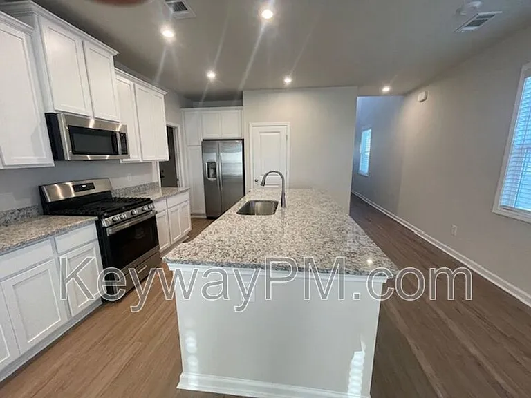 651 Manitou Cir — Photo 4