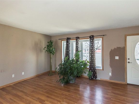 4th image of 320 NW Poplar Ave