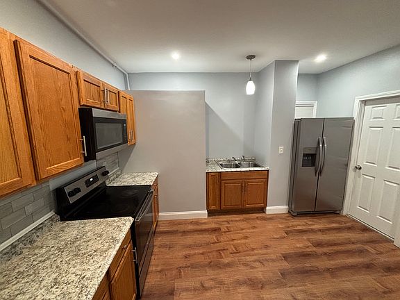 2nd image of 140 Spring St