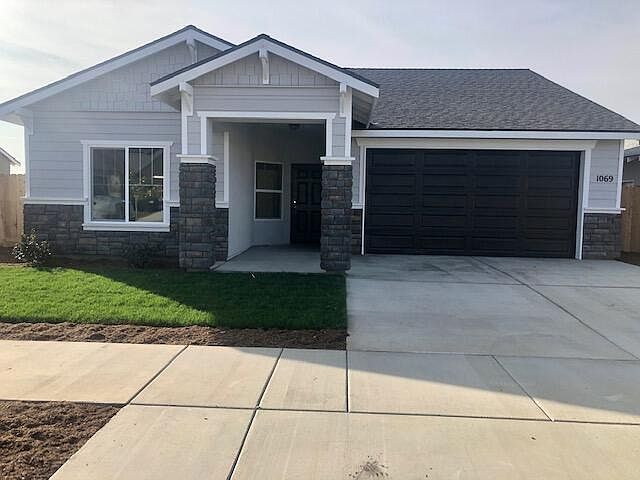 2nd image of 1069 Lone Oak Dr