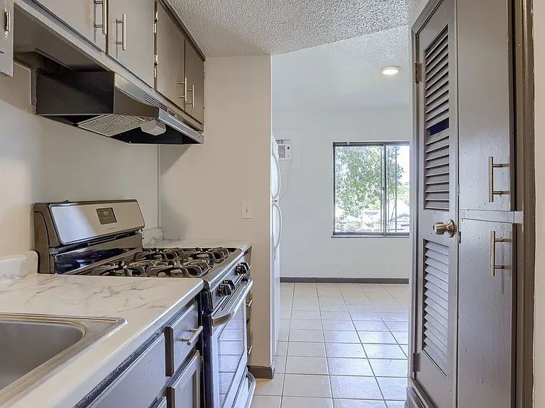 4513 Lafayette Ave — Photo 2