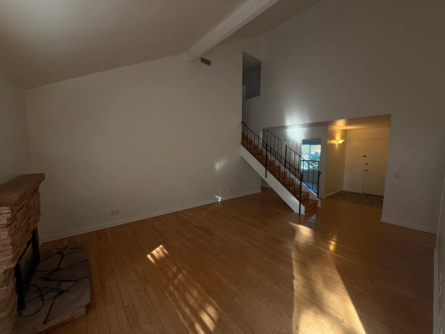 5 bed, 1938 sqft, $4,650 — Photo 3
