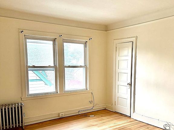 5th image of 45 Underhill St