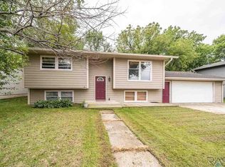 915 E 2nd St, Canton, SD 57013