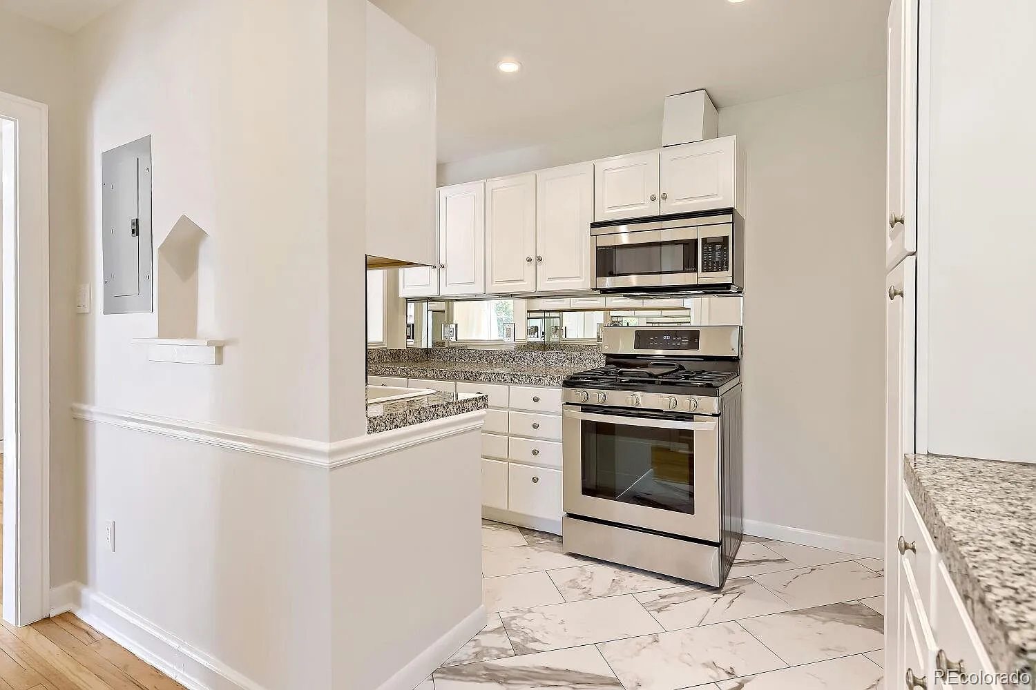 1 bed, 1.0 bath, 548 sqft, $1,595 — Photo 2