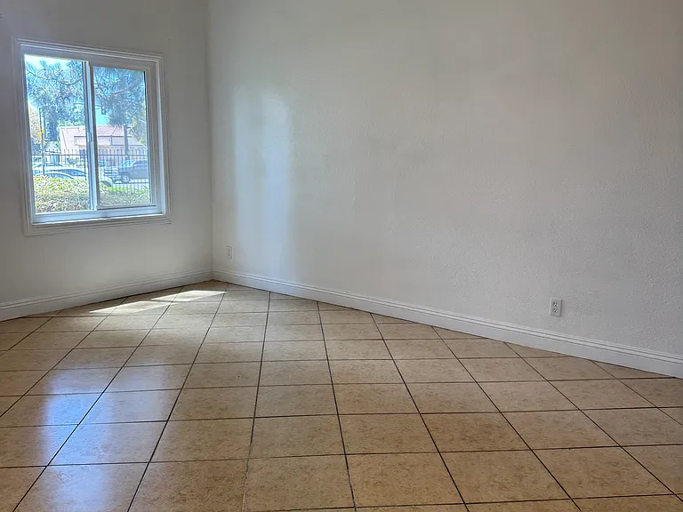 721 W 1st St #F103 — Photo 10