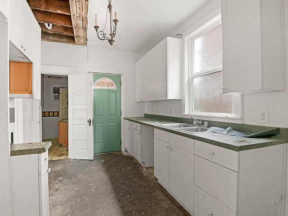 5th image of 1106 W Spofford Ave
