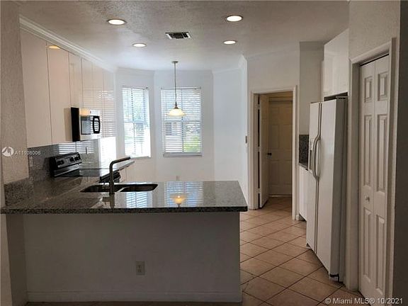 5th image of 693 Live Oak Ln #0
