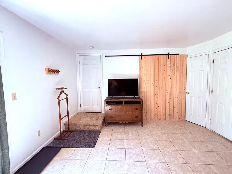 bonus room to stairs/laundry