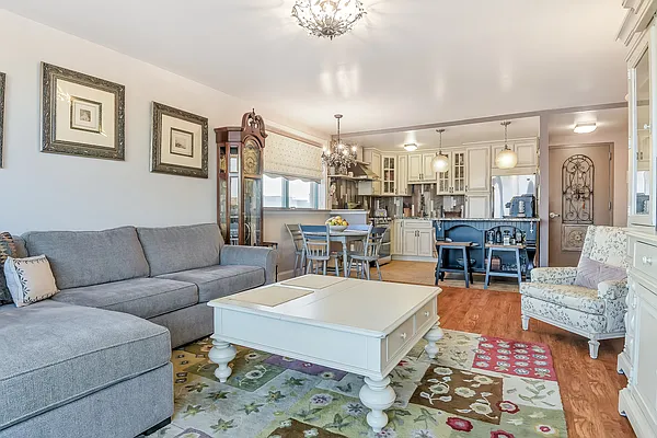 Sold by Re/Max In The City | media 8