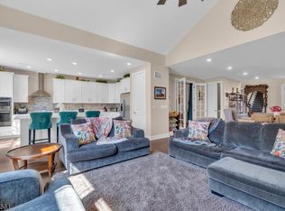 5 Huckleberry Ln, Morristown, NJ 07960