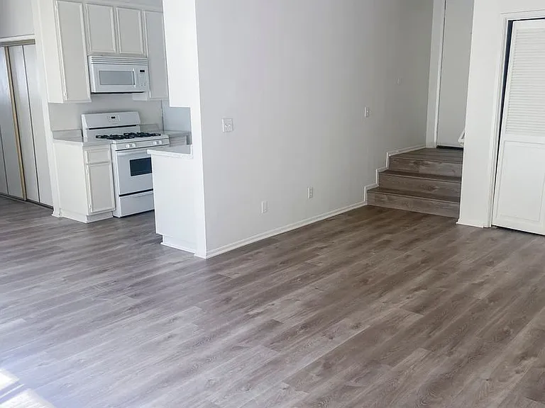 10644 Eastborne Ave — Photo 3
