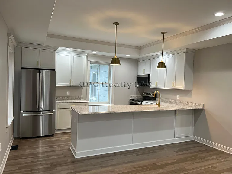709 Webster St — Photo 1