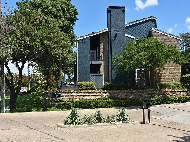 Oakwood Creek Apartments exterior building and entry driveway