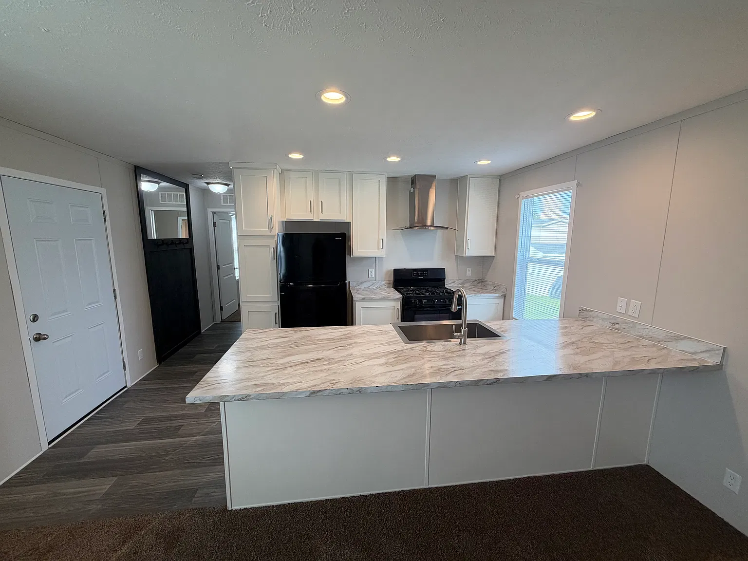Large Kitchen Island! — Photo 1