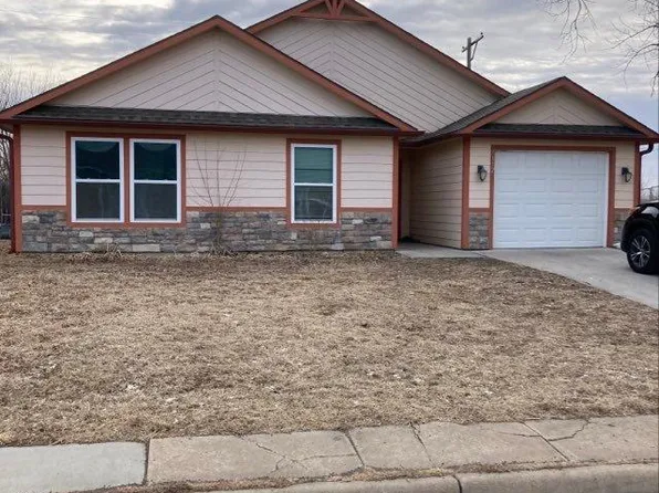 7112 SW Greenview Dr, Topeka, KS 66619