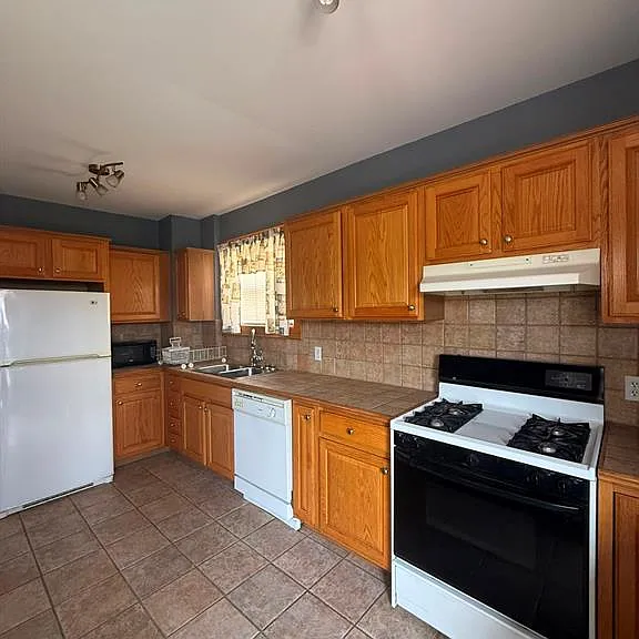 1058 Moy Ave — Photo 7
