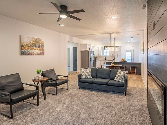 3rd image of 702 17th St SE Unit 2