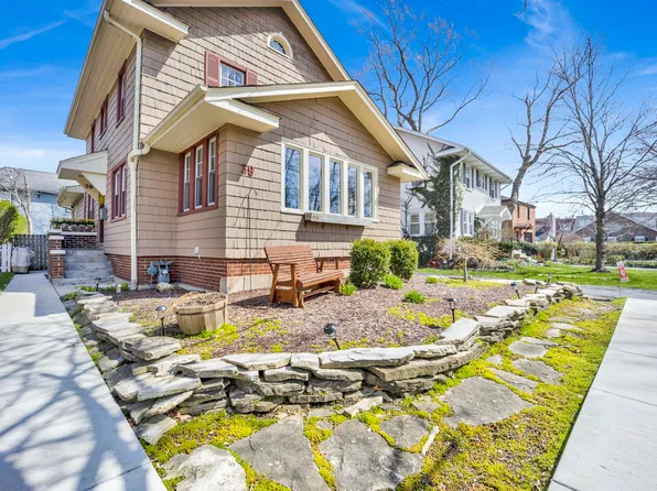 39 N Delaplaine Rd, Riverside, IL 60546