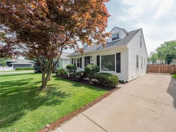 1105 Summit Dr, Mayfield Heights, OH 44124
