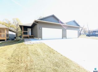 1802 N Oberg Cir, Sioux Falls, SD 57103