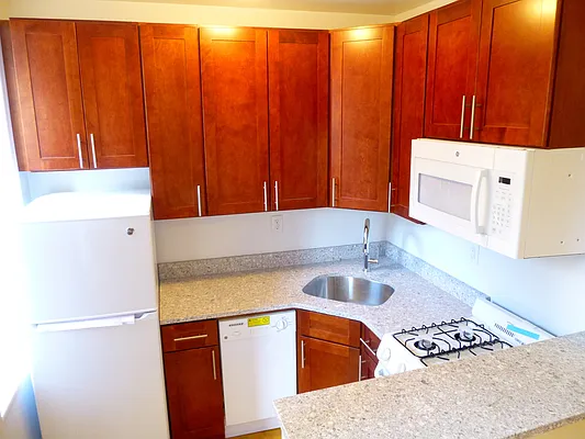 Rented by Siderow Residential Group | media 6