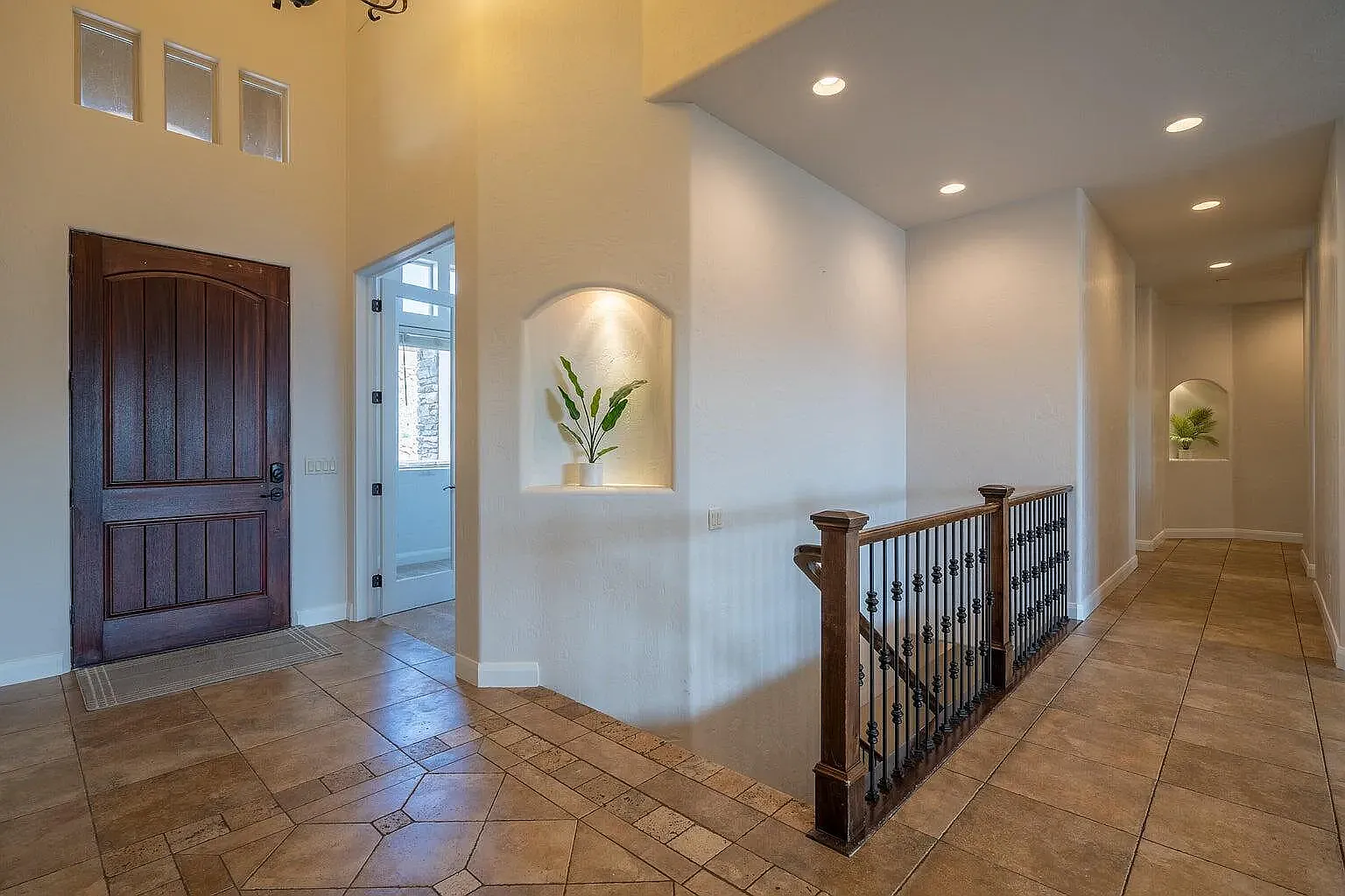 9 bed, 4974 sqft, $4,400 — Photo 4