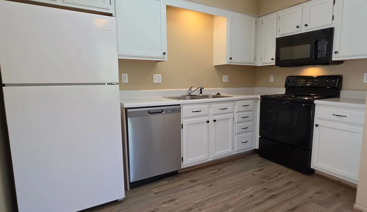 205 NE Dogwood Street — Photo 3