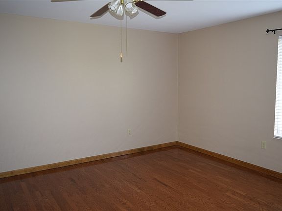 3rd image of 677 Oakridge Dr