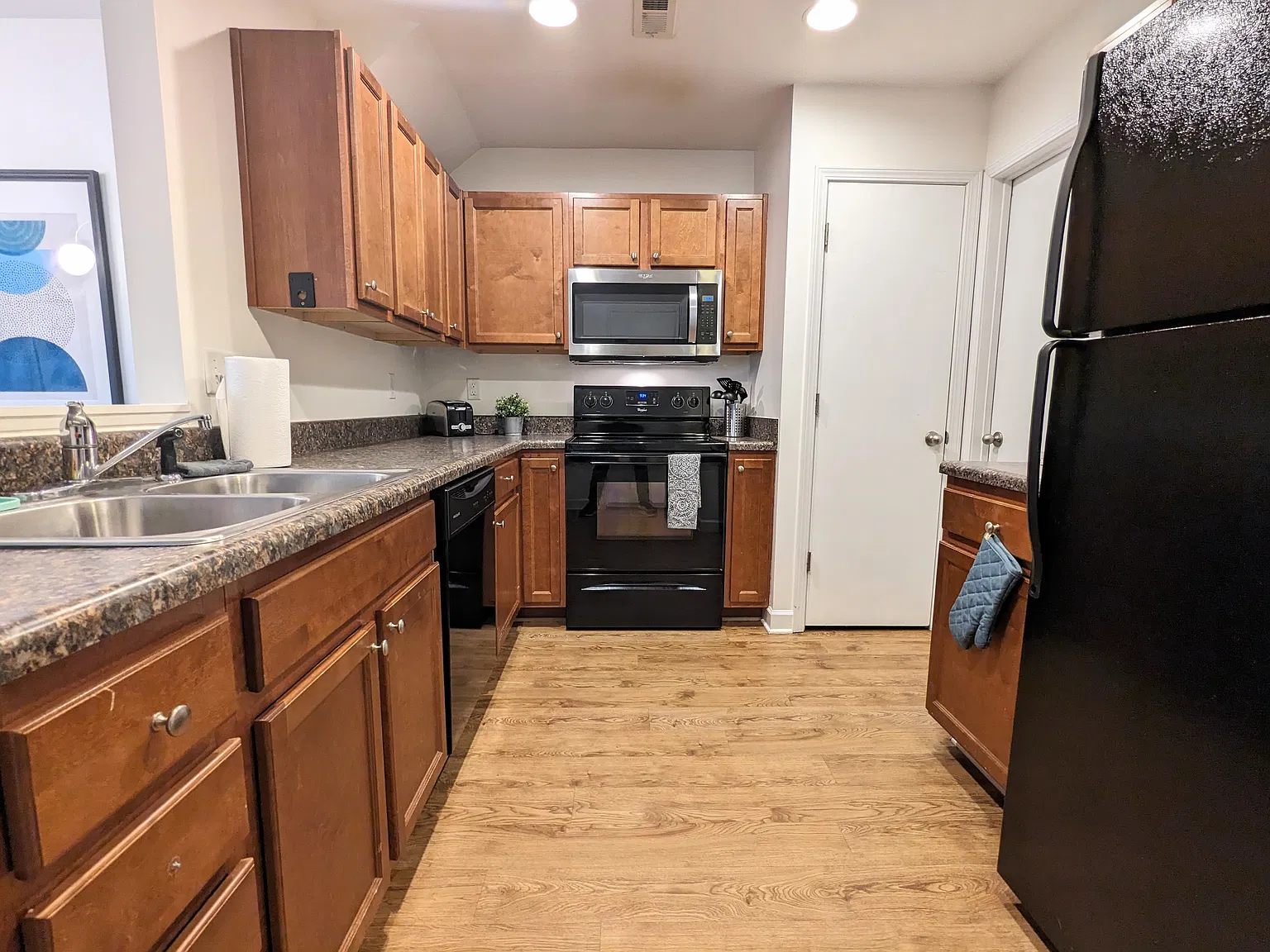 3 bed, 1300 sqft, $3,000 — Photo 4