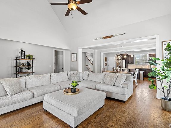3rd image of 1073 Evan Cir