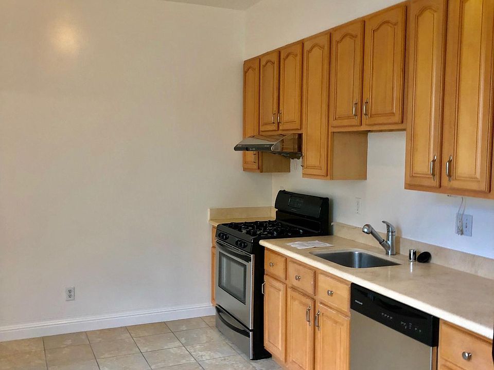 1st image of 615 Cole St APT 15