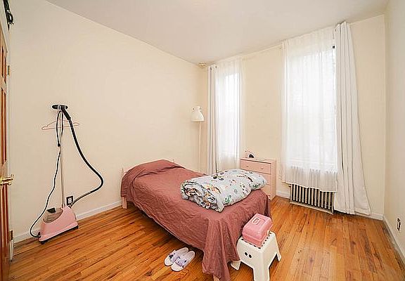 4th image of 26-10 Hoyt Ave S #3R