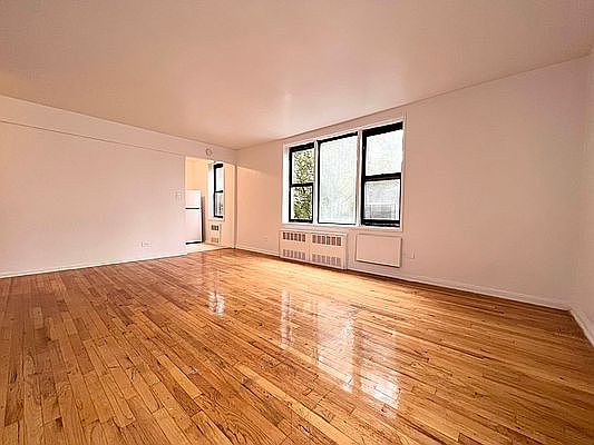 2nd image of 860 E 18th St APT 4A