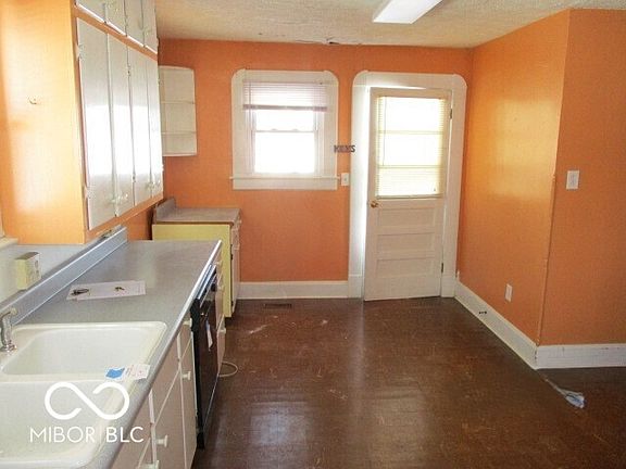 5th image of 279 E Franklin St